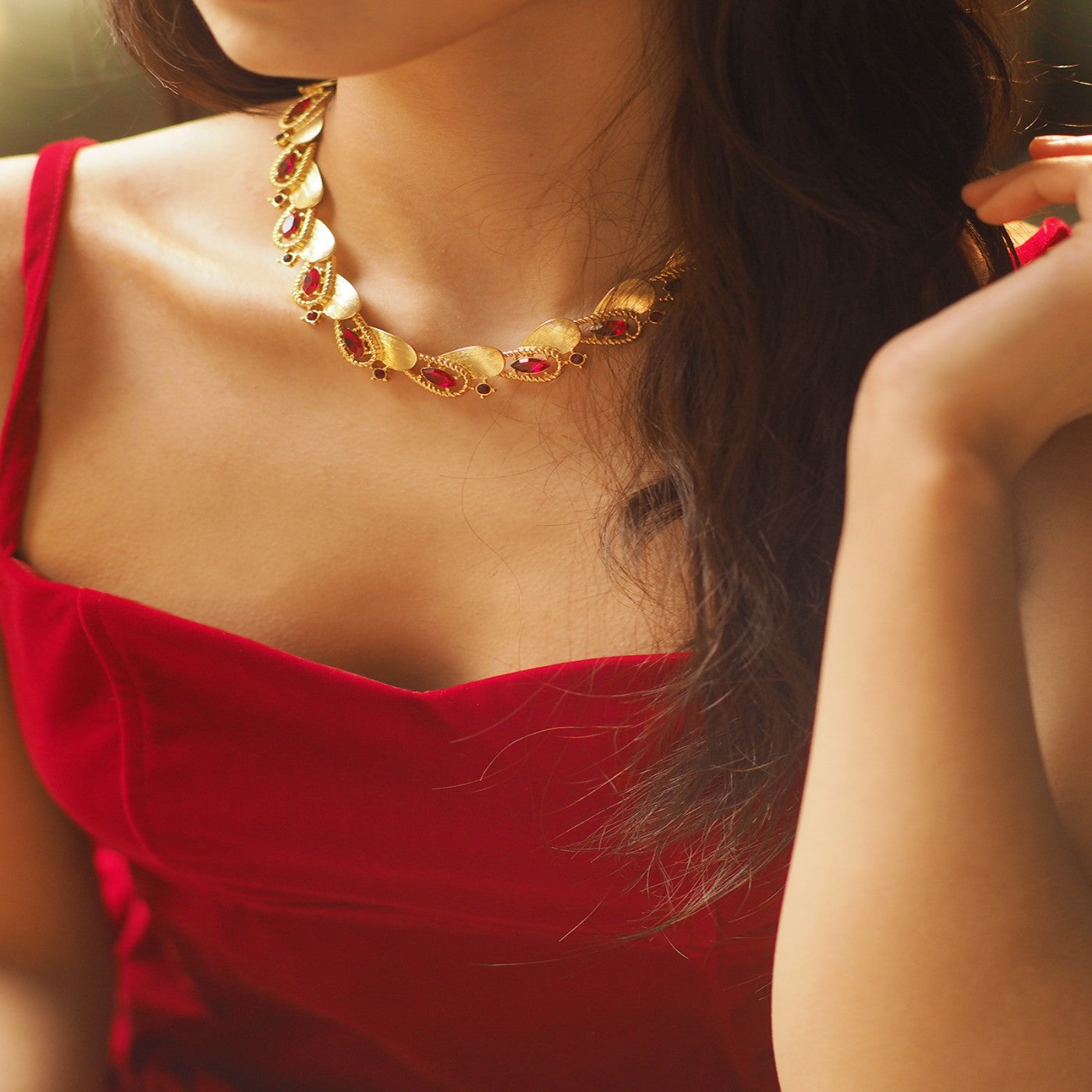 Collar de rubí cepillado con cinta de cumpleaños vintage