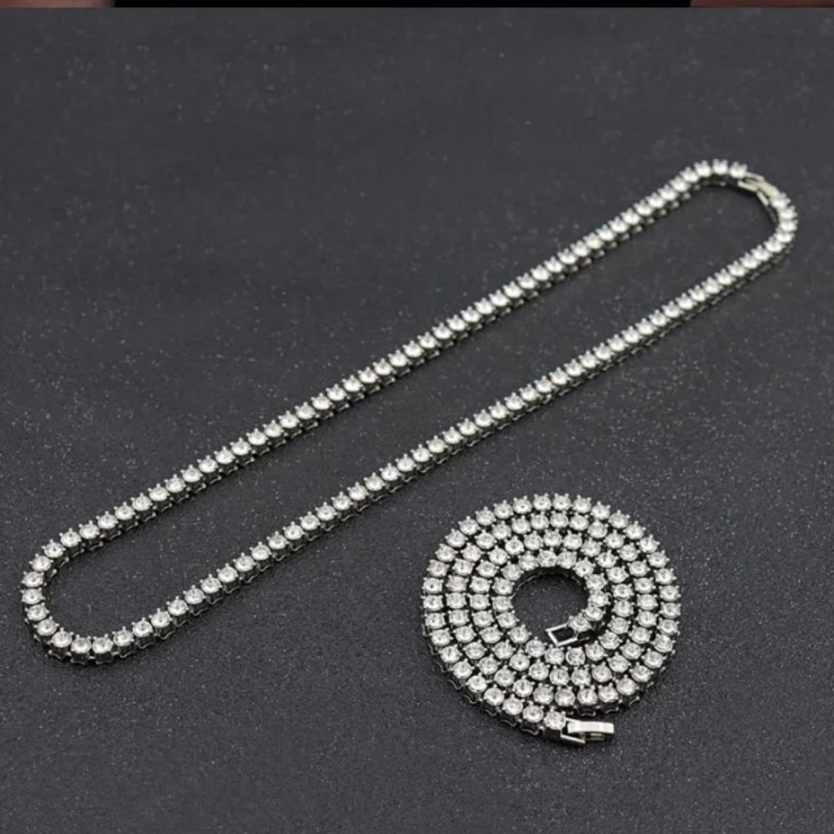 Exquisito collar estilo callejero con diamantes y circonitas