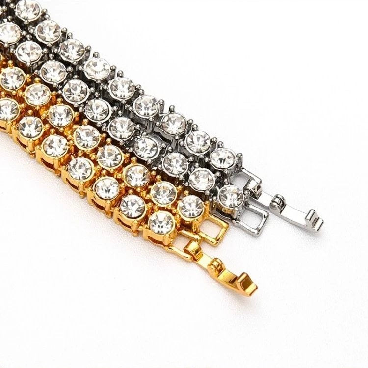 Exquisito collar estilo callejero con diamantes y circonitas