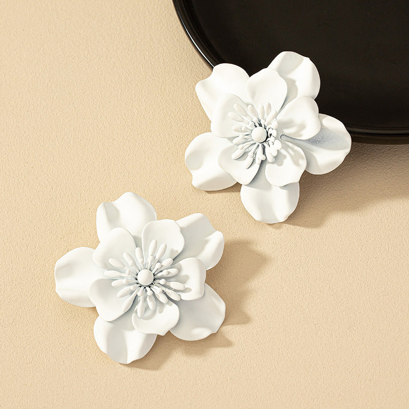 Boucles d'oreilles à fleurs Vintage pour femmes, Design de Niche, peinture en aérosol, clous d'oreilles