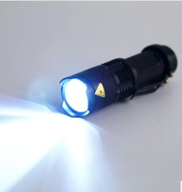 Lampe de poche LED à zoom télescopique