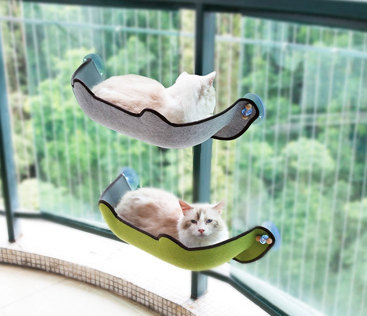 Hamaca para gatos en el alféizar de la ventana