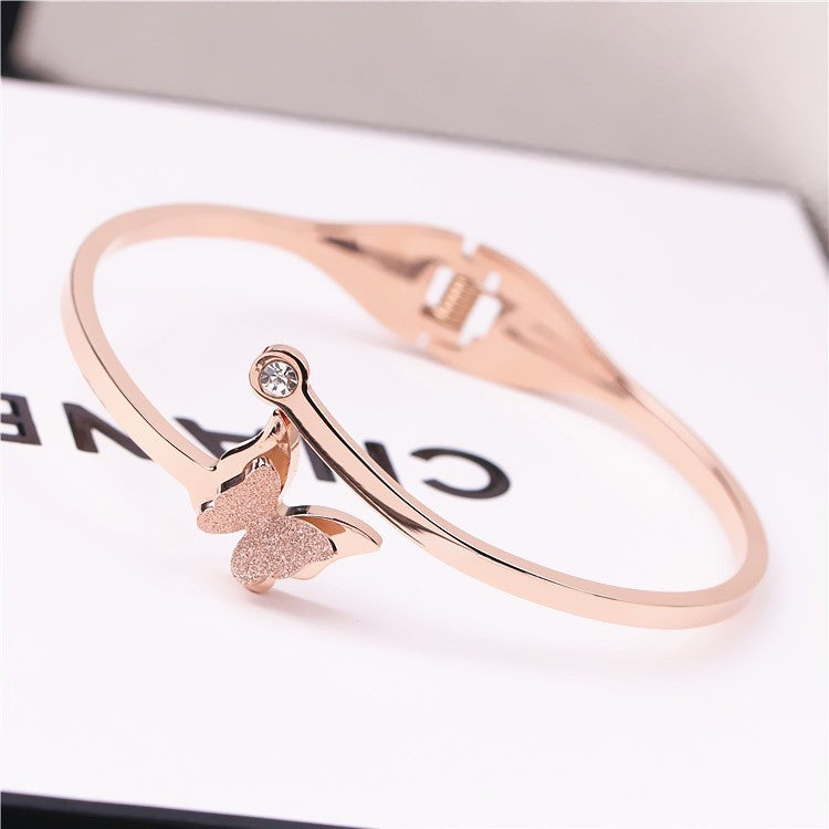Pulsera simple femenina de mariposa de acero de titanio y oro rosa