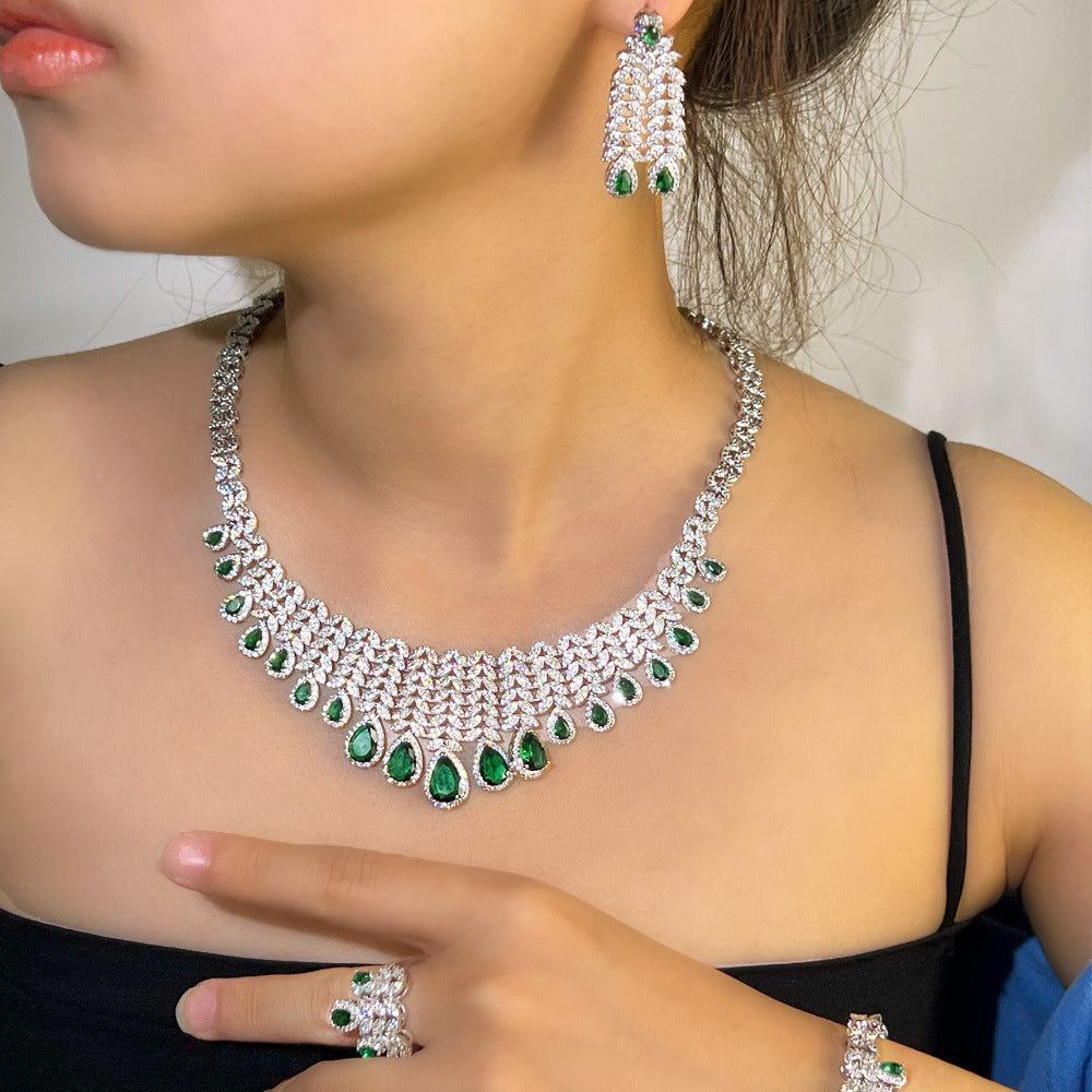 Ensemble de bagues, colliers, boucles d'oreilles, bracelets
