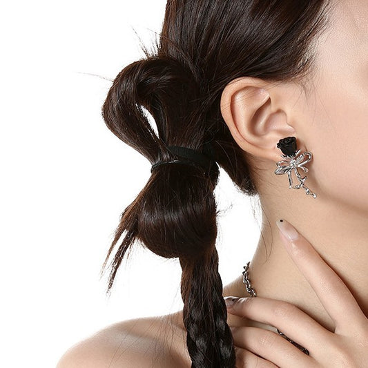 Collar original de rosa con goteo de aceite de mariposa para mujer