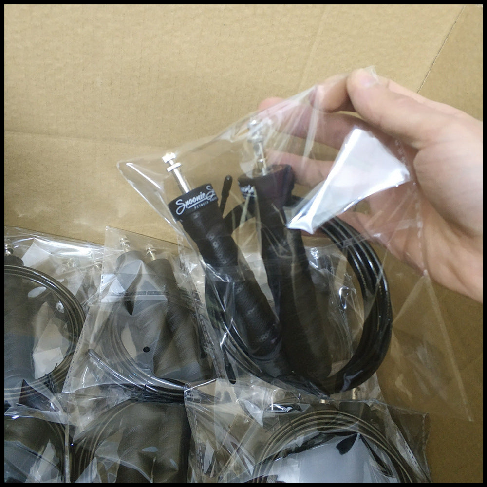 Saltar la cuerda fitness hombres y mujeres. 