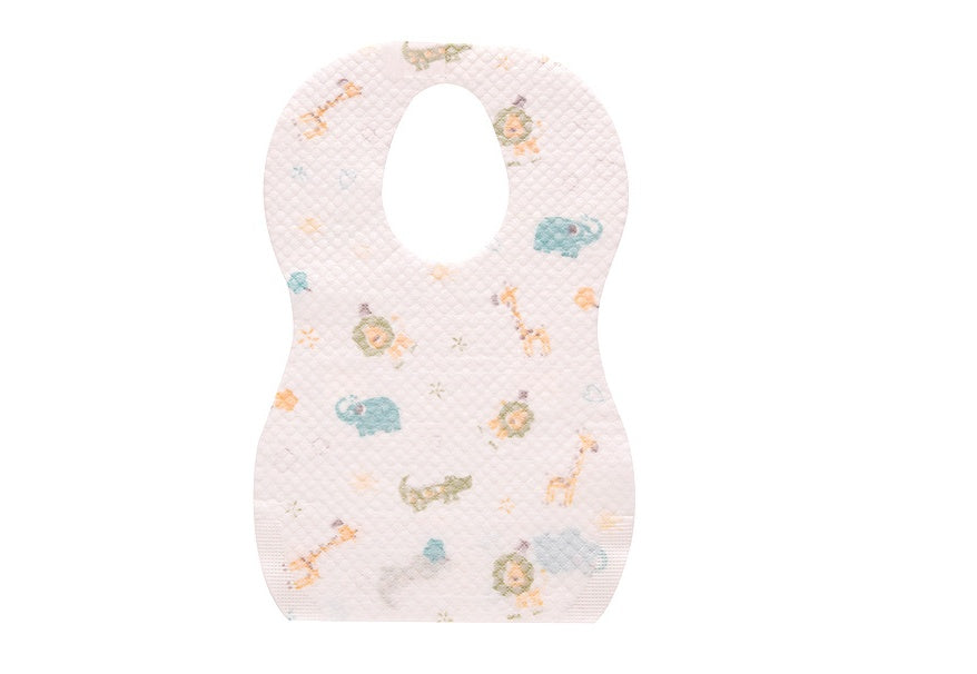 Bébé d'été mangeant un bavoir bébé