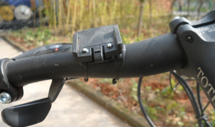 Velocímetro de bicicleta de montaña con luz azul.