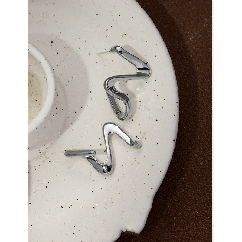 Niche de boucles d’oreilles abstraites posées en spirale