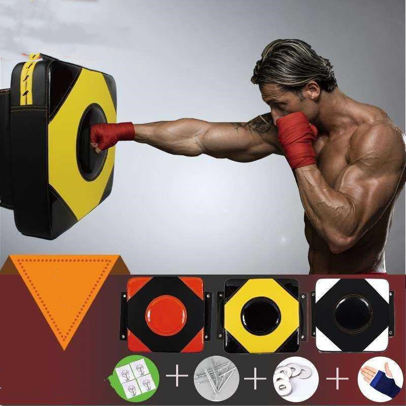 Sac de sable de boxe thaïlandaise suspendu au mur