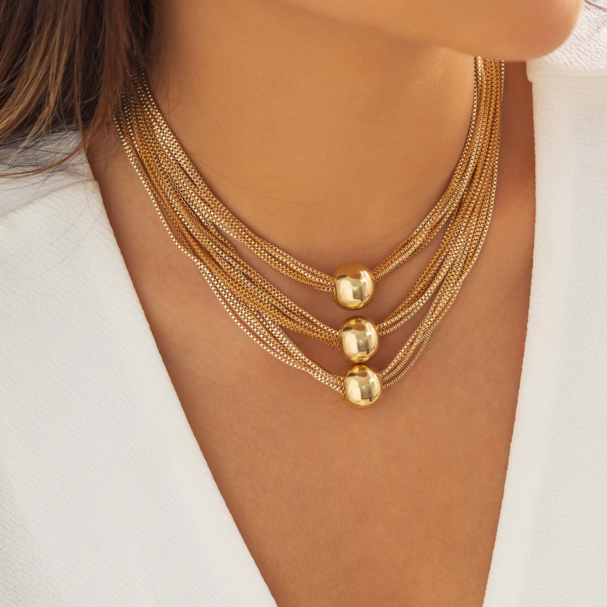 Collier à pendentif boule en métal exagéré