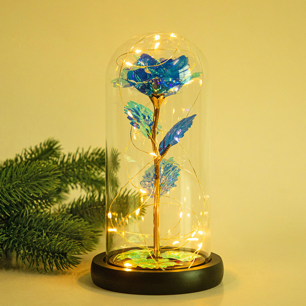 Fleur de rose éternelle enchantée dans une décoration de Noël lumineuse à LED en verre