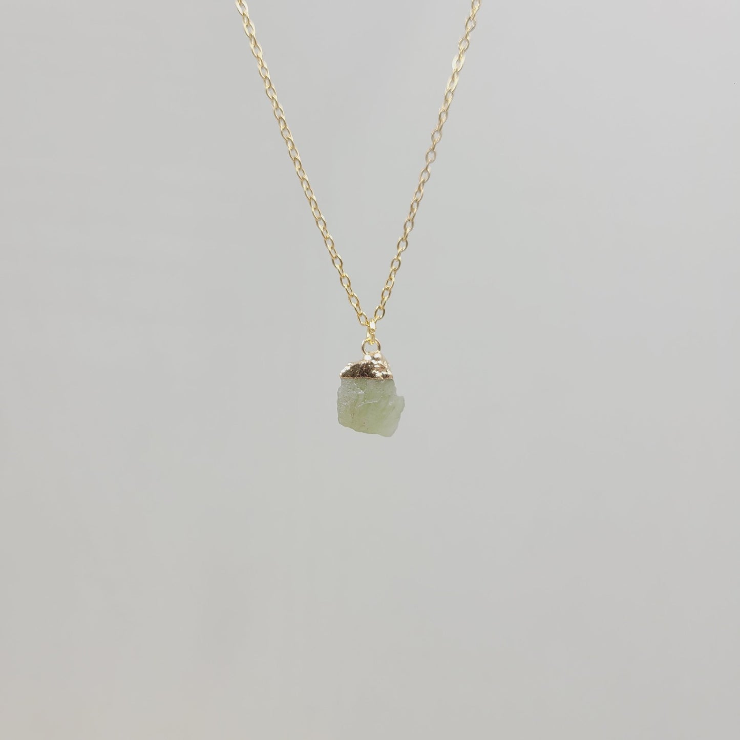 Collier avec pendentif en pierre de cristal naturel irrégulier, chaîne en acier inoxydable en métal