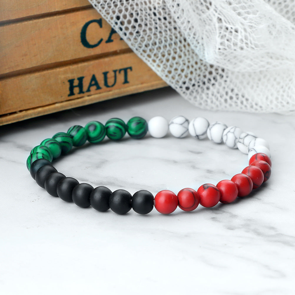Mano con cuentas elásticas de cuentas de piedra de colores