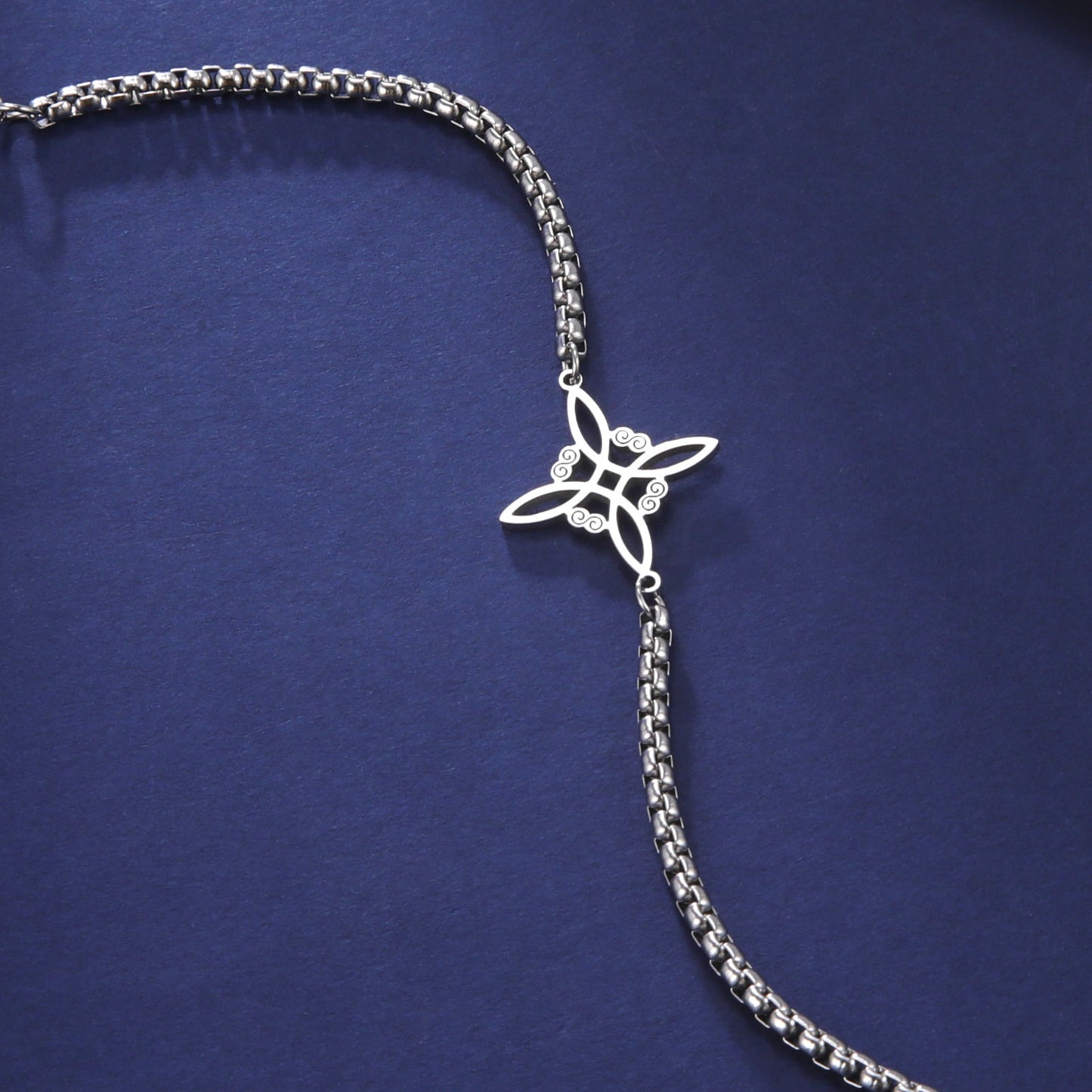 Bracelet à nœud de sorcière creux coupé en acier titane