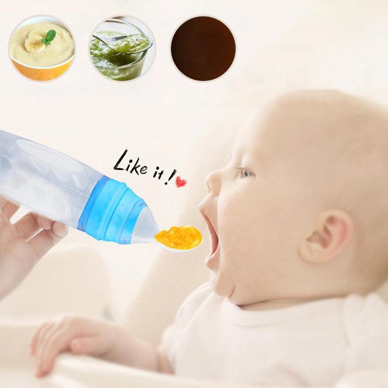 Presser la cuillère d'alimentation pour bébé