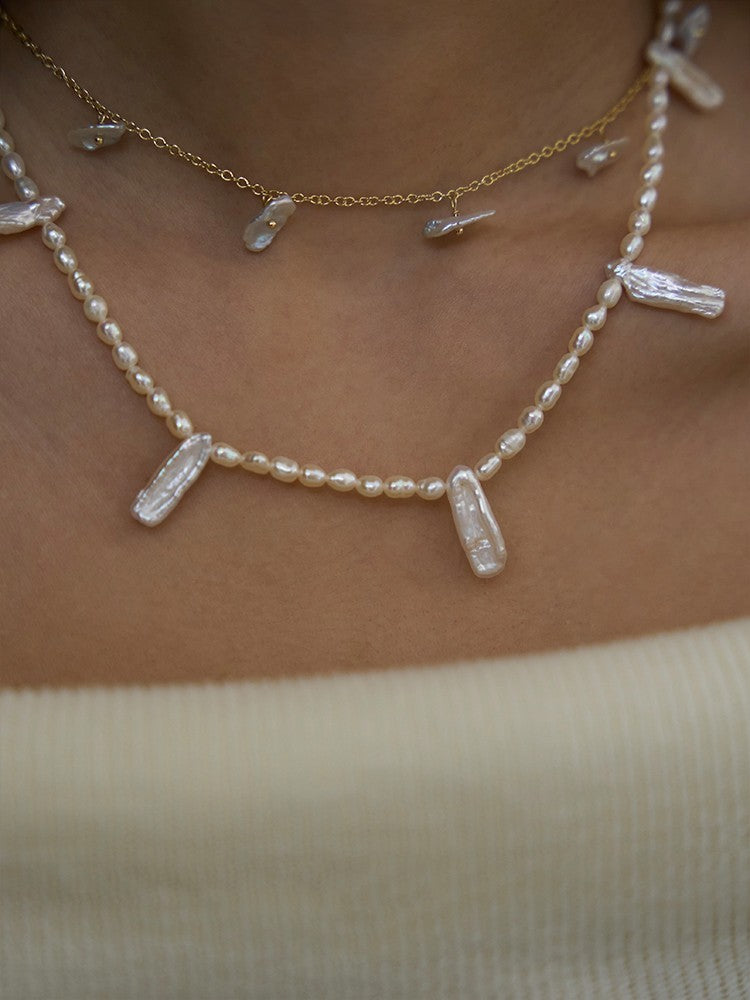 Collier court coloré en perles de pétales baroques naturelles
