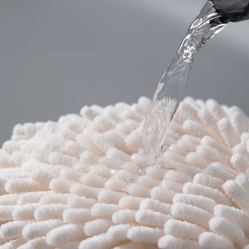 La cuisine et la salle de bain absorbent l'eau et essuient le handball
