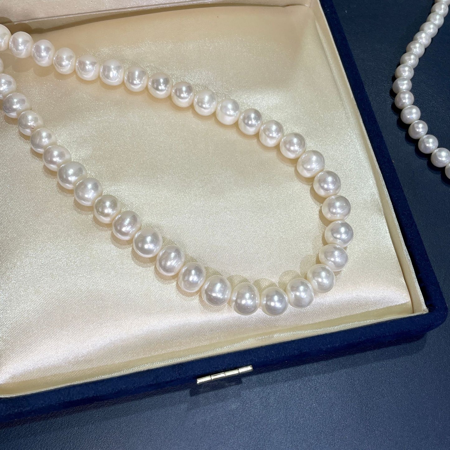 Collier de perles d'eau douce, lumière extrêmement forte, cercle presque parfait