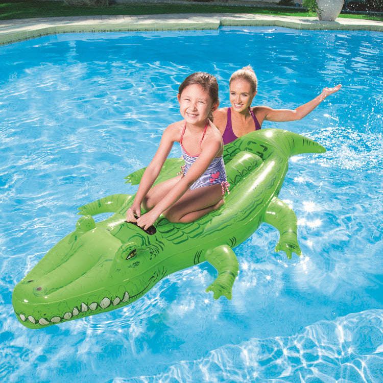 Enfants jouant avec des jouets aquatiques