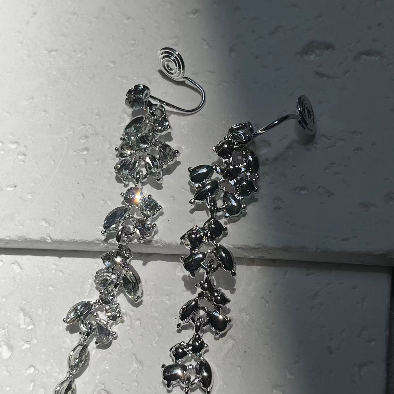 Boucles d'oreilles à pampilles en forme de feuille de diamant et de cristal de luxe léger pour femmes