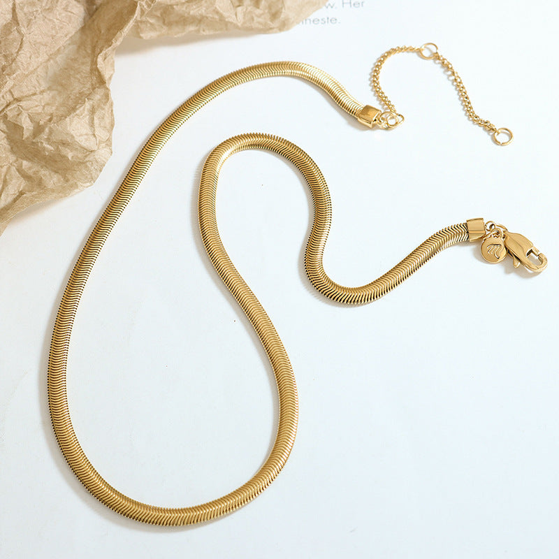 Collar de hueso de serpiente suave con costuras chapadas en oro con textura de metal
