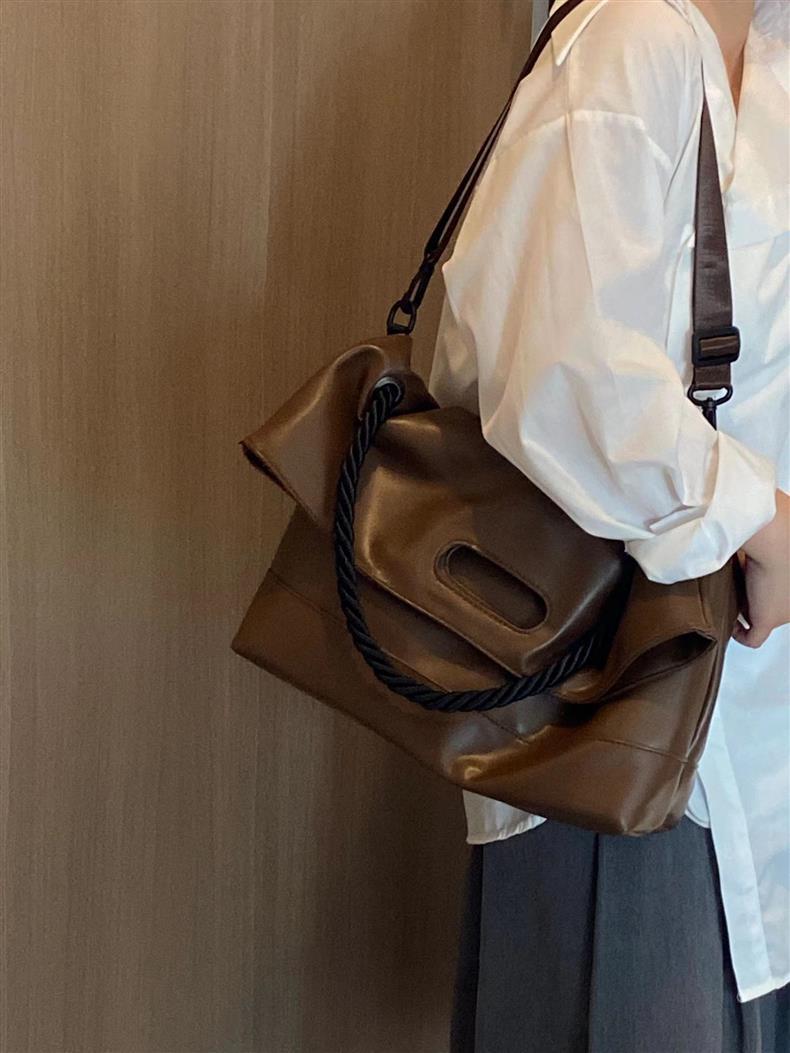 Grand sac fourre-tout de style minimaliste d'automne et d'hiver, niche brillante de personnalité
