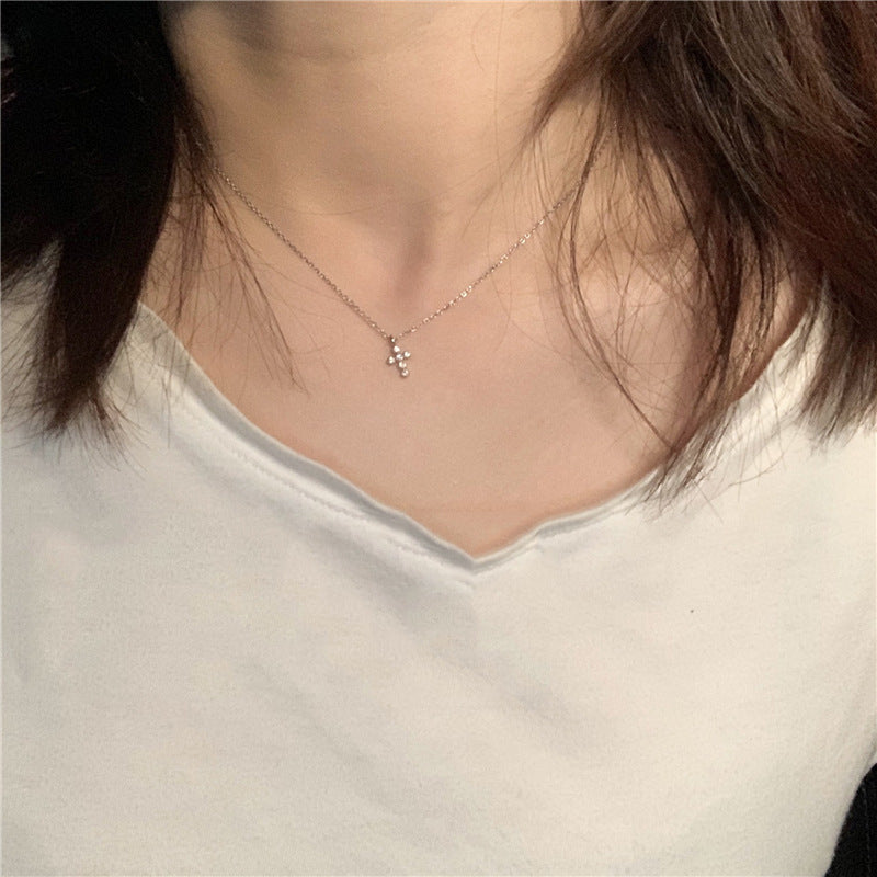 Exquisito collar invisible de diamantes con cruz súper mini