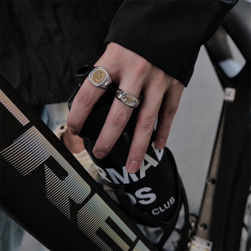Bague en acier titane totem lettre argent or
