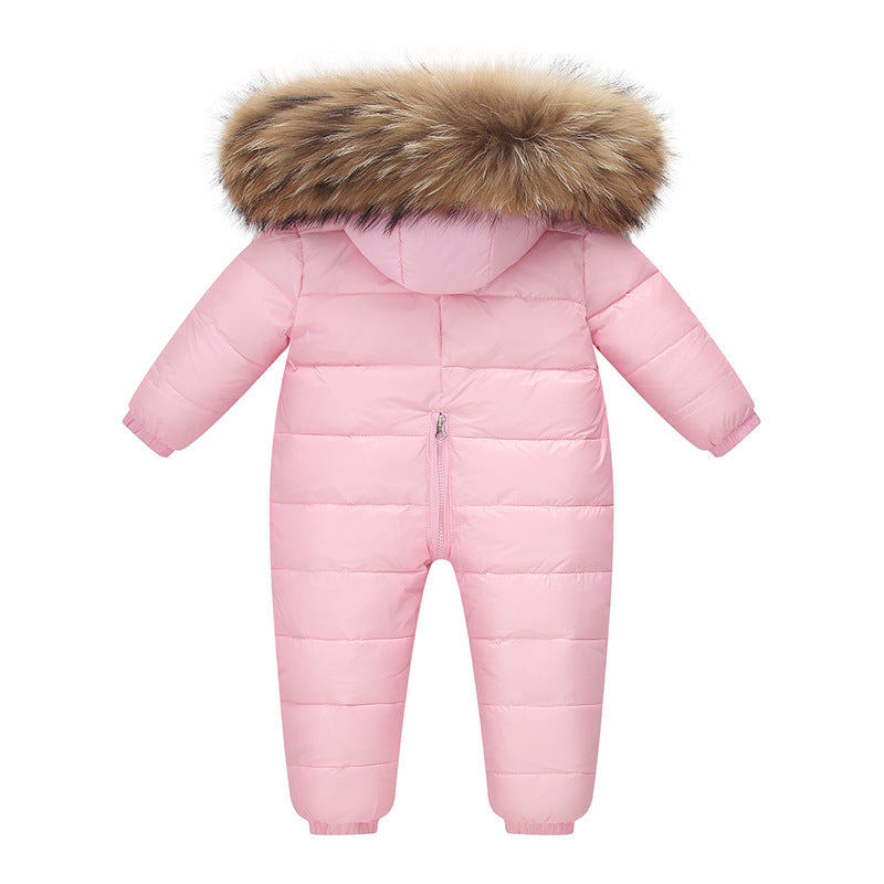 Le bébé porte du duvet d'édredon blanc sur une combinaison et une doudoune