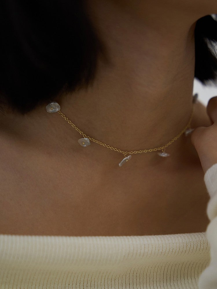 Collier court coloré en perles de pétales baroques naturelles
