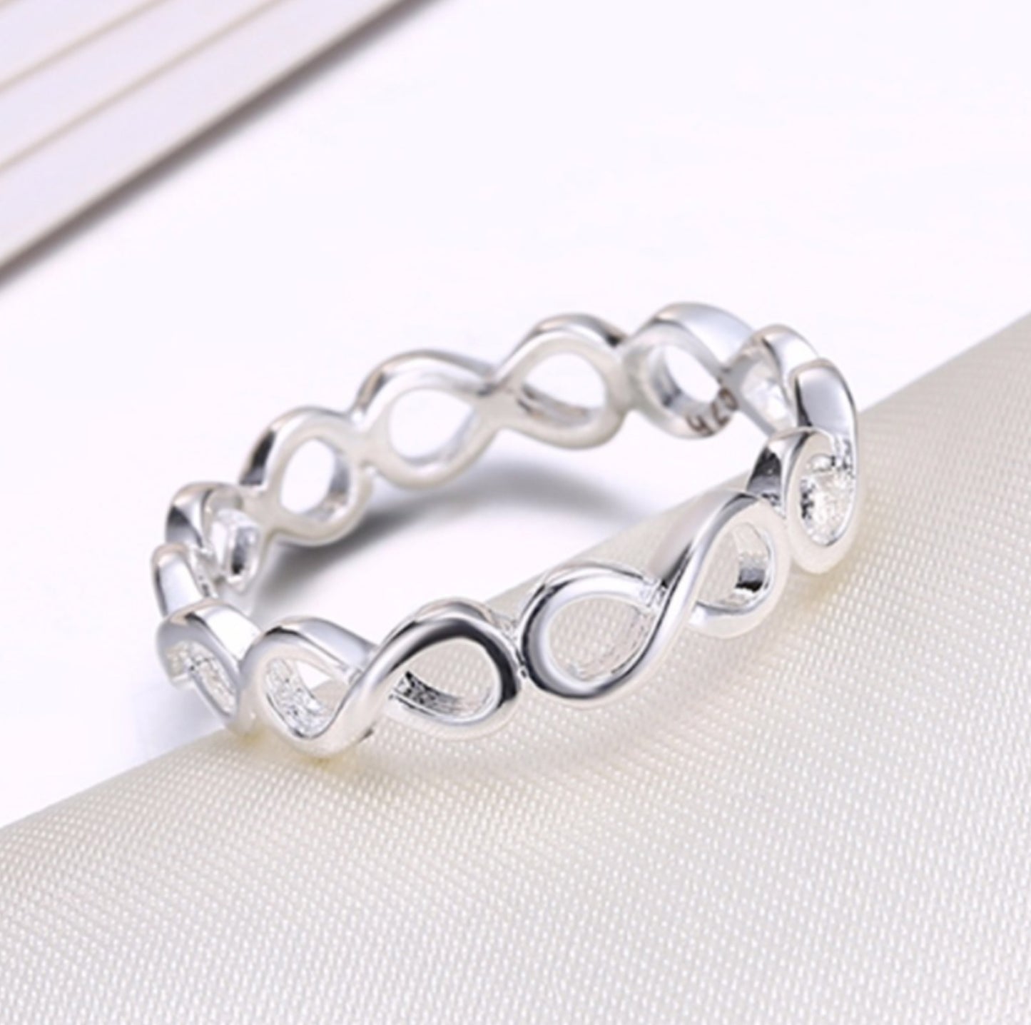Bague de 8 mots ajourée à personnalité simple