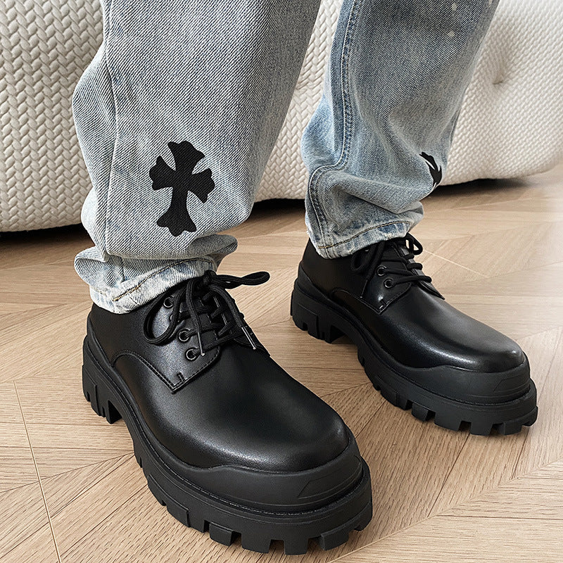 Pareja de zapatos de cuero negros que combinan con todo y parte inferior gruesa