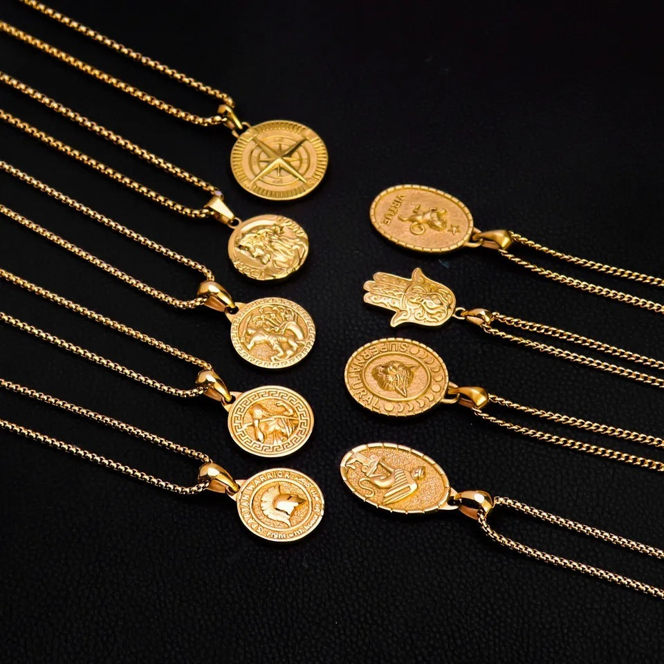 Collar con colgante chapado en oro de 18 quilates con moneda de acero inoxidable y brújula para hombre