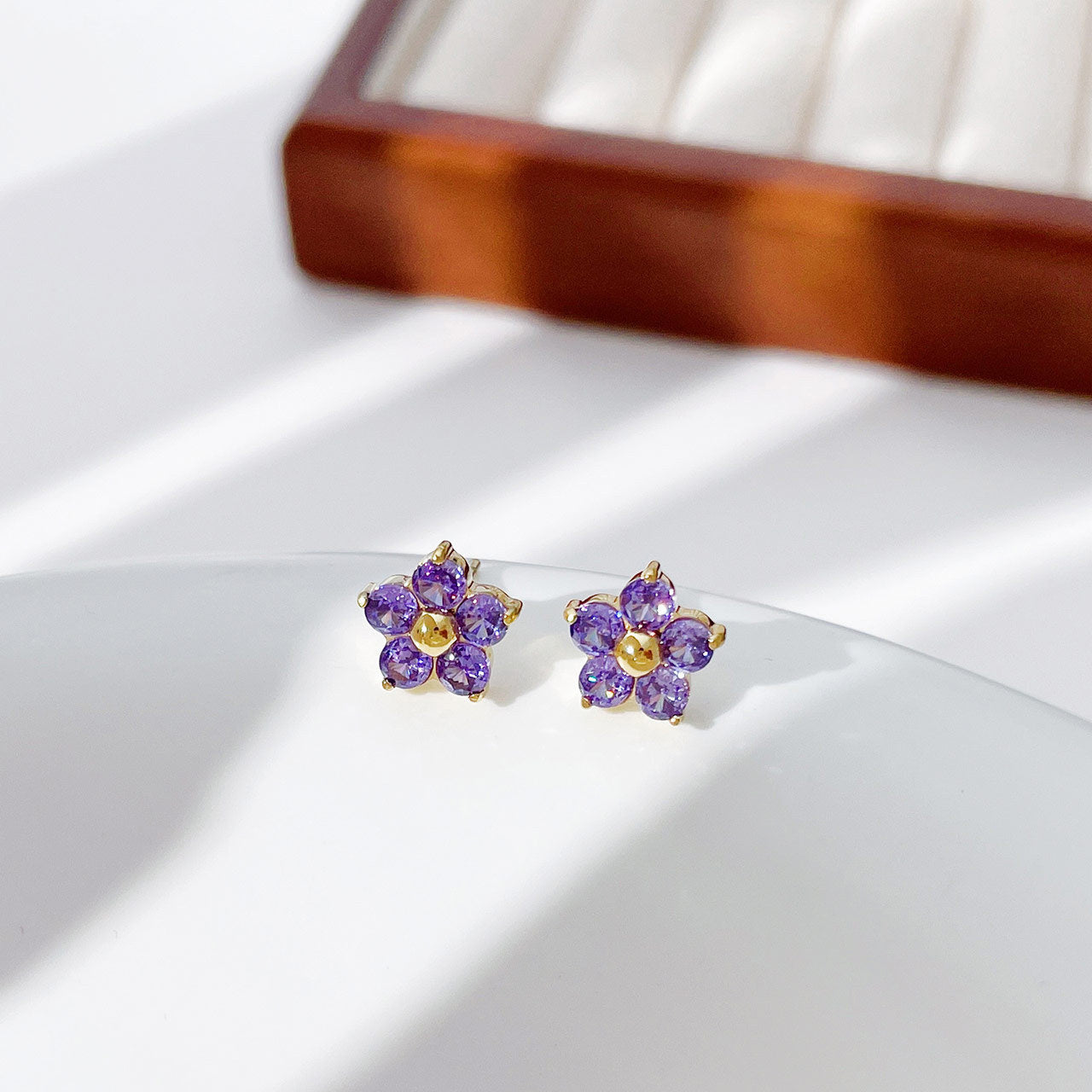 Petites et douces boucles d'oreilles pétales de diamant pour femmes