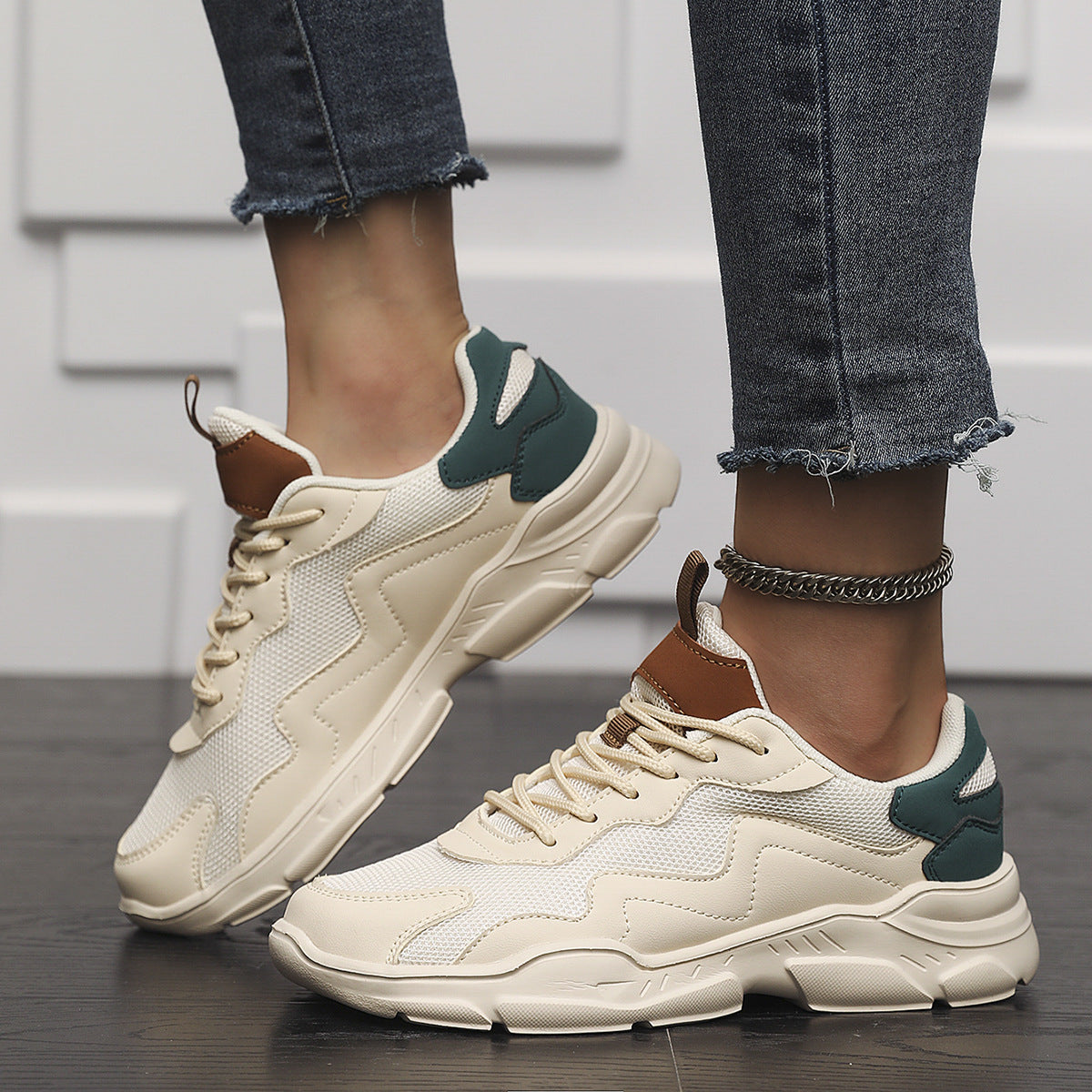 Calzado deportivo de ocio con superficie de malla transpirable.