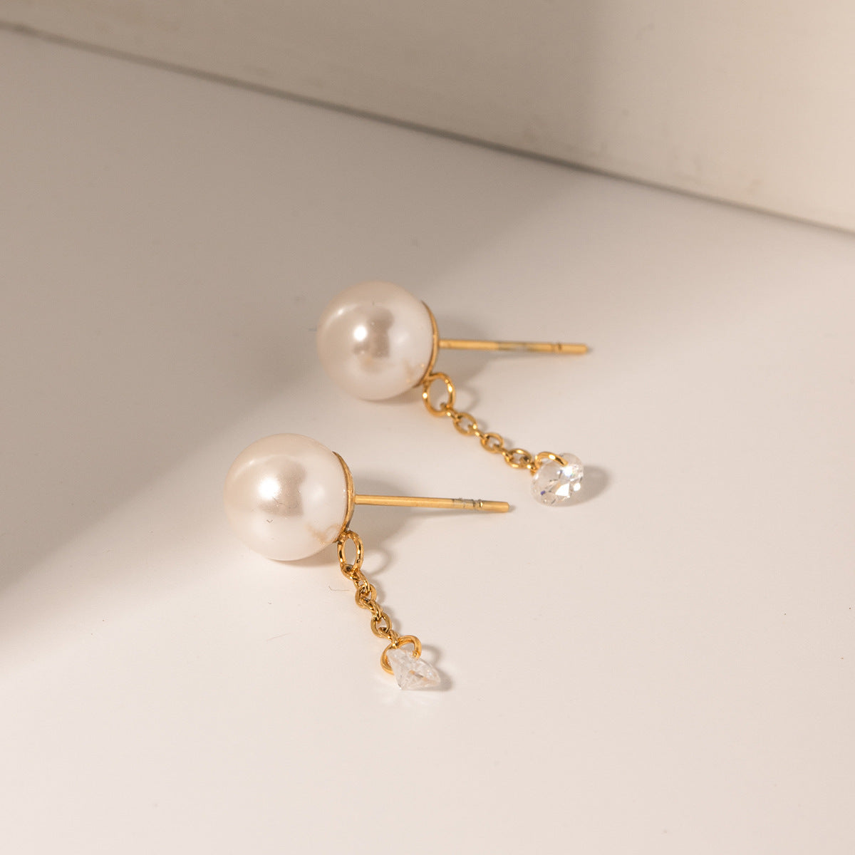 Boucles d'oreilles pendantes en zircon et perles exquises