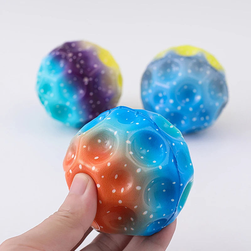 Boule à trous colorée, balle souple et rebondissante, Anti-chute, en forme de lune, poreuse, jouets d'intérieur pour enfants, balle élastique de conception ergonomique