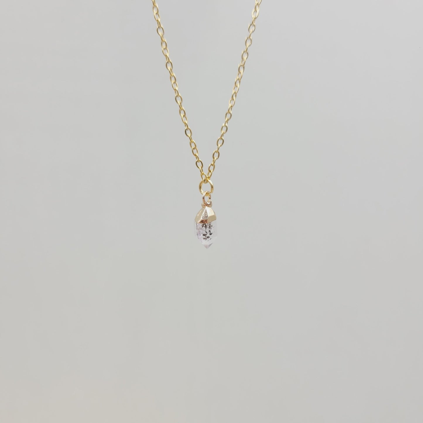 Collier avec pendentif en pierre de cristal naturel irrégulier, chaîne en acier inoxydable en métal