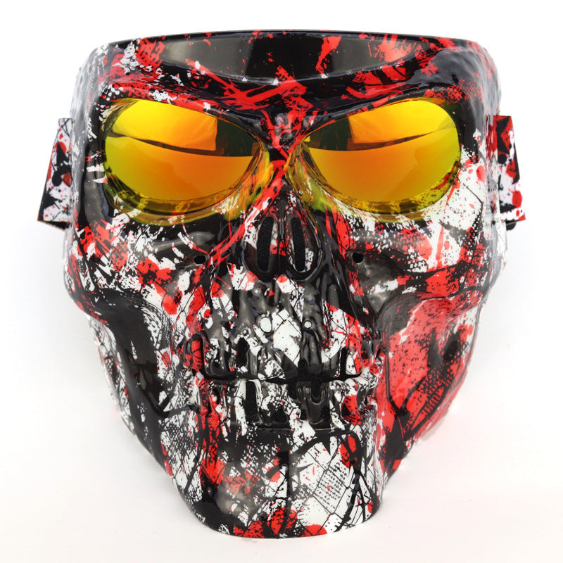 Pilote de moto avec masque de crâne équipé de lunettes