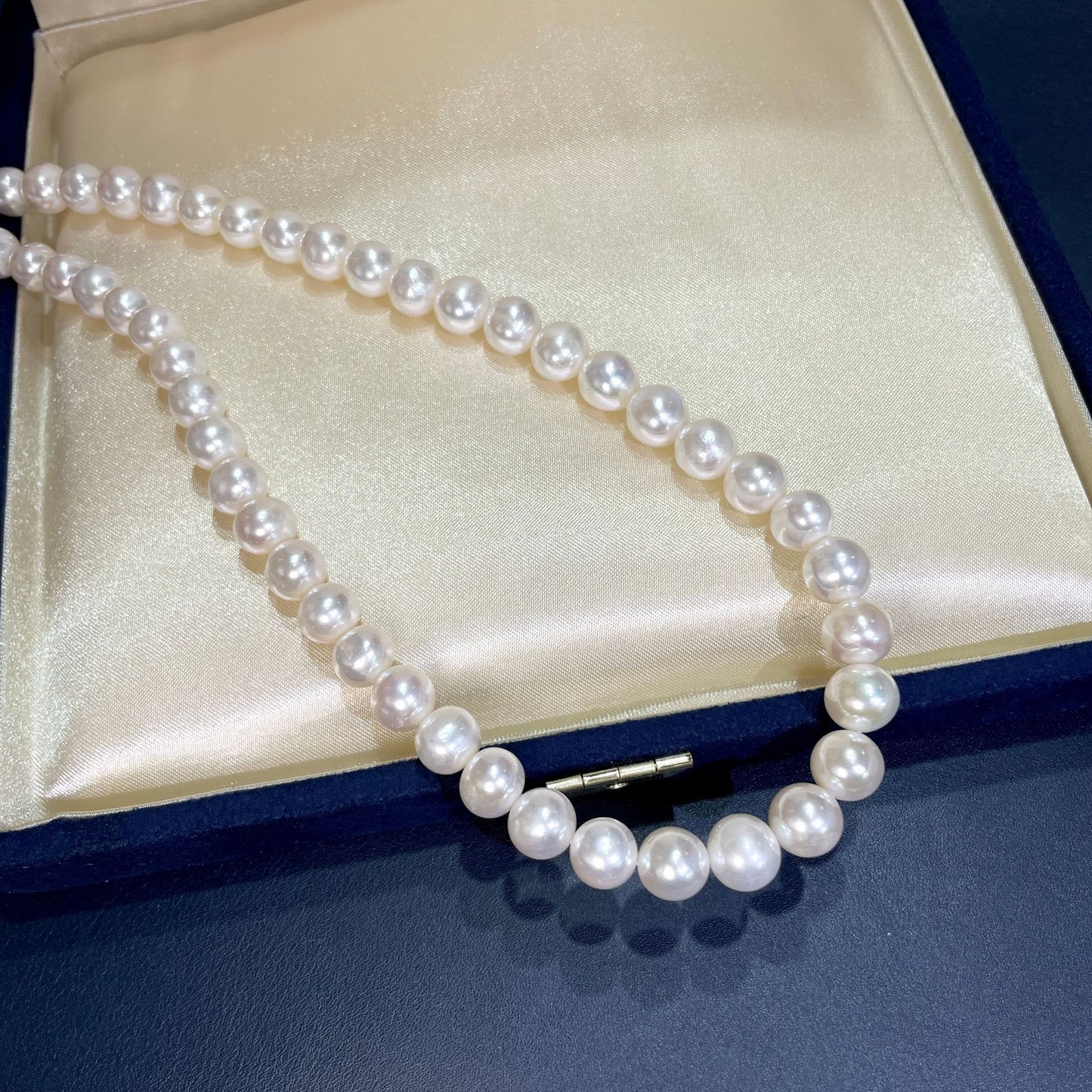 Collier de perles d'eau douce, lumière extrêmement forte, cercle presque parfait
