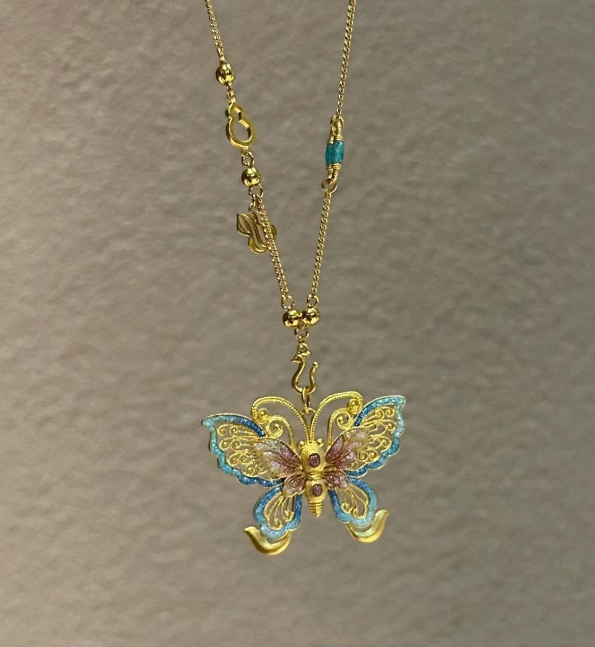 Chaîne de clavicule papillon doux femelle