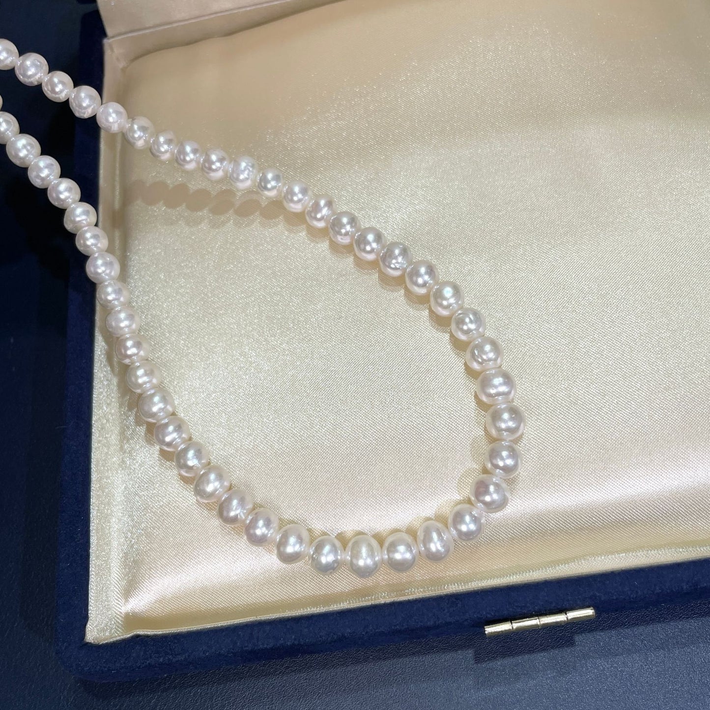 Collier de perles d'eau douce, lumière extrêmement forte, cercle presque parfait