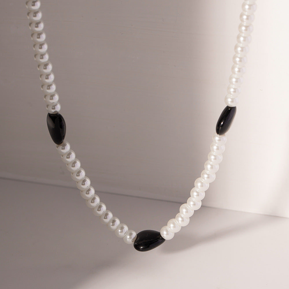 Collar de perlas de cristal en forma de corazón de mujer de color negro