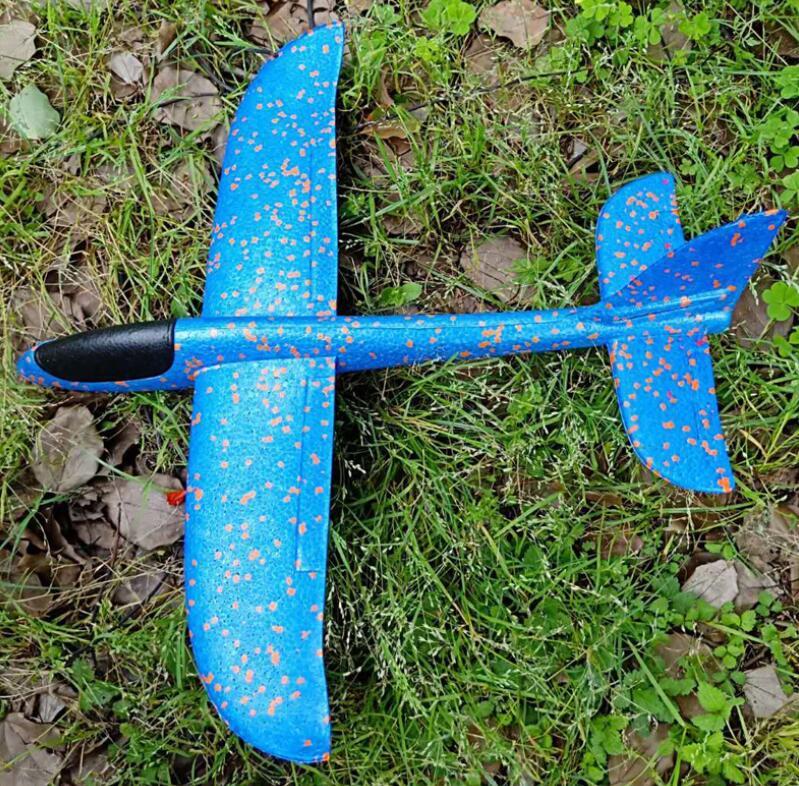 Lanzamiento manual de avión de espuma voladora