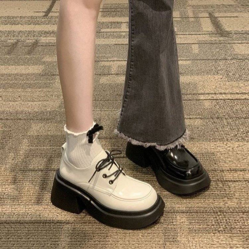 Petites chaussures en cuir noires à talons hauts et plateforme à talons épais pour femmes