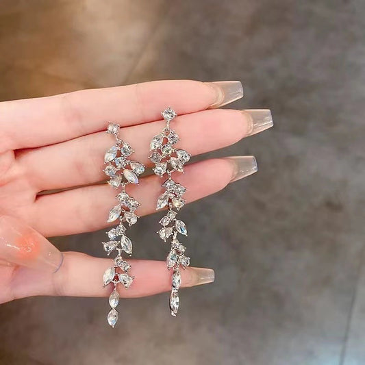 Boucles d'oreilles à pampilles en forme de feuille de diamant et de cristal de luxe léger pour femmes