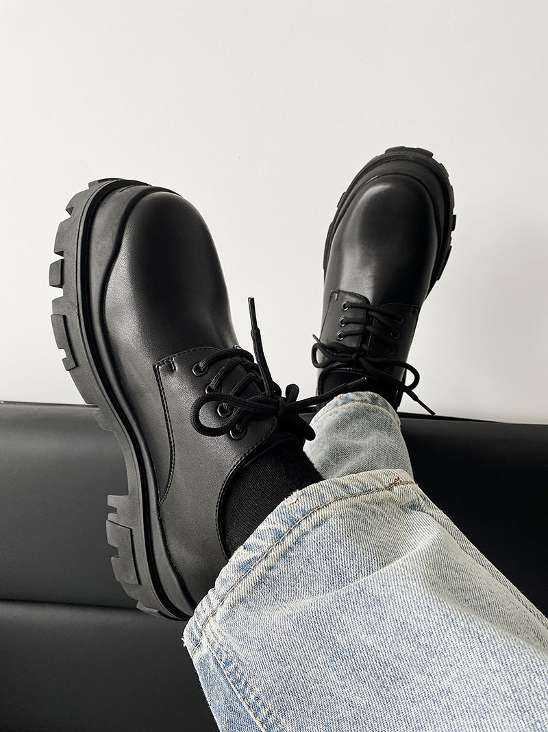 Pareja de zapatos de cuero negros que combinan con todo y parte inferior gruesa