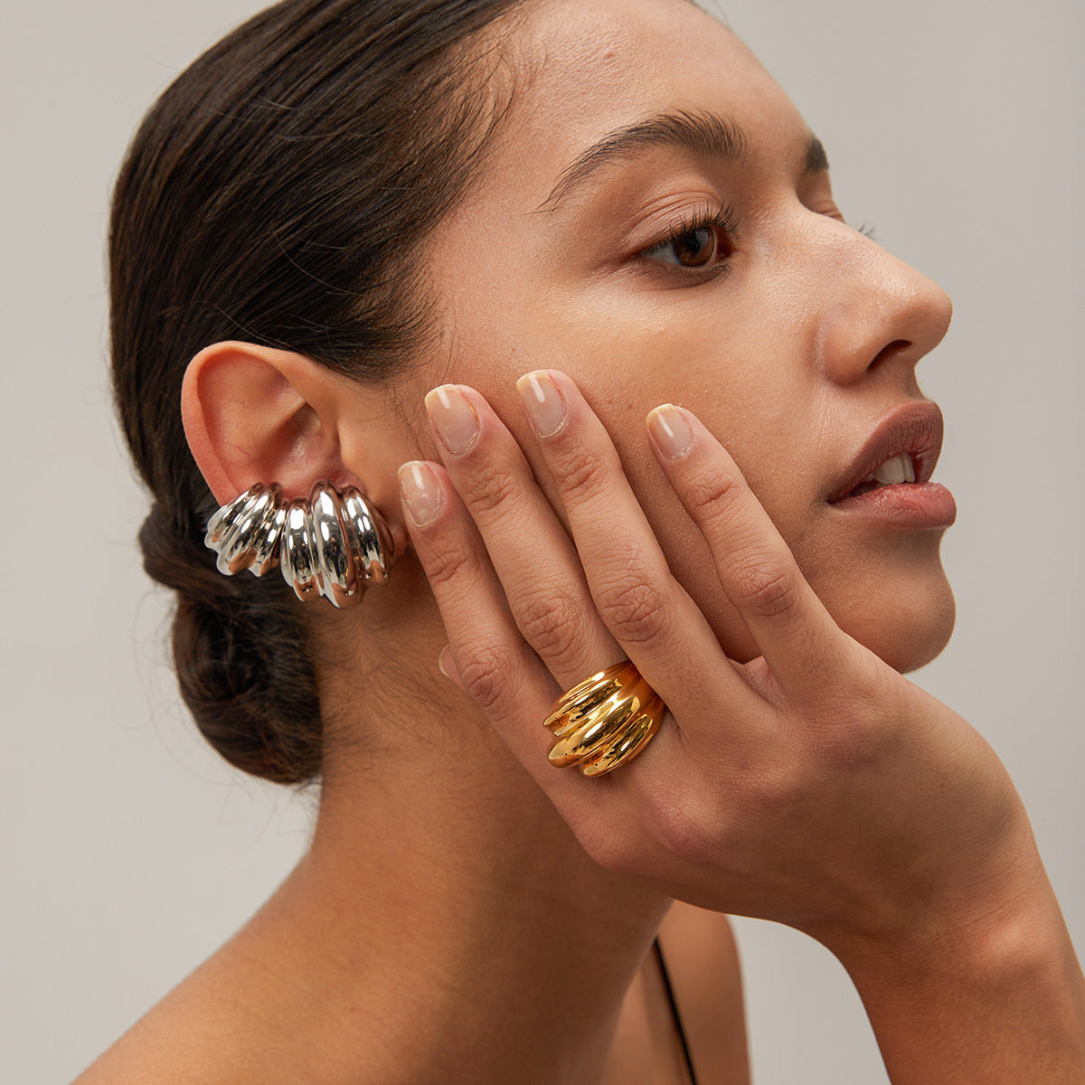 Pendientes en forma de C de acero inoxidable en oro de 18 quilates serie geométrica minimalista