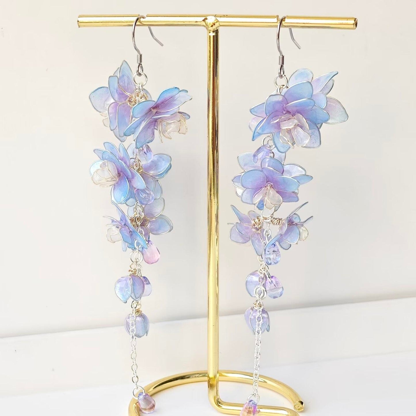 Boucles d'oreilles originales faites à la main, Design d'intérêt particulier, grande hirondelle volante, clous d'oreilles en époxy, ornement